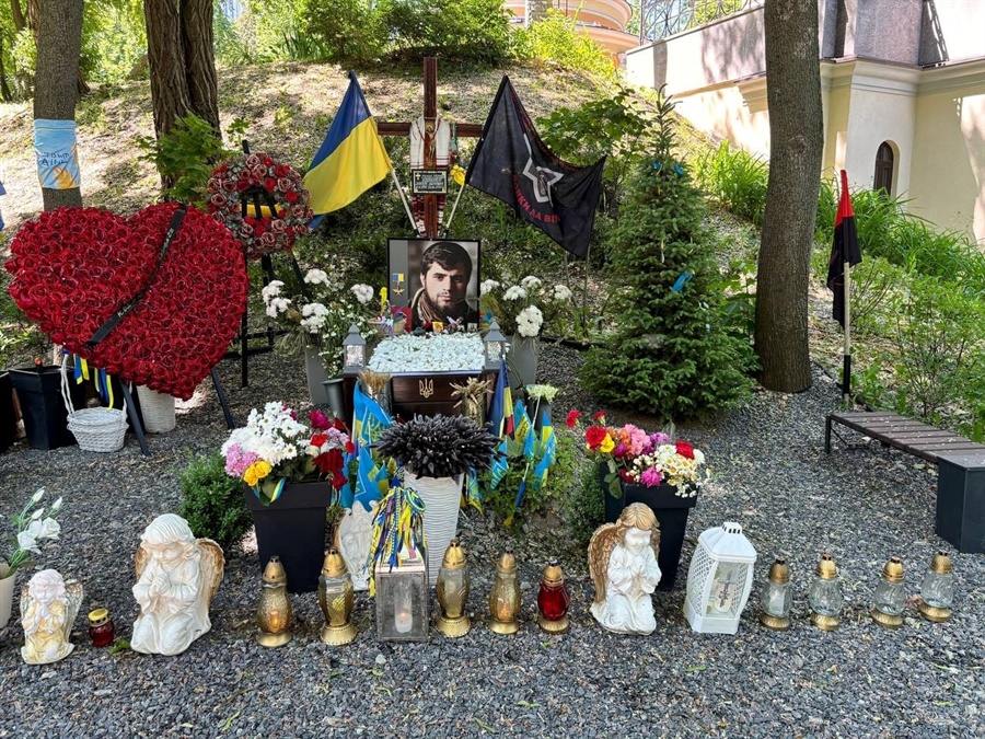 Сьогодні на Аскольдовій могилі є кілька могил окремих захисників, наприклад, Дмитра Коцюбайла