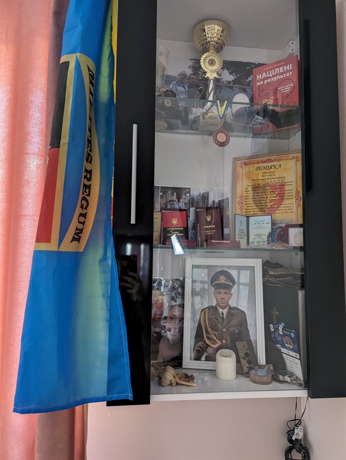 Полиця із пам’ятними речима Володимира Лемещука
