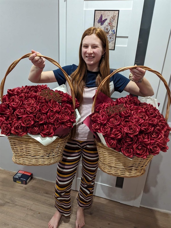На 26-й день народження Володимира Іванна разом із доньками своїми руками зробили чотири кошики троянд із червоних та синьо-жовтих стрічок
