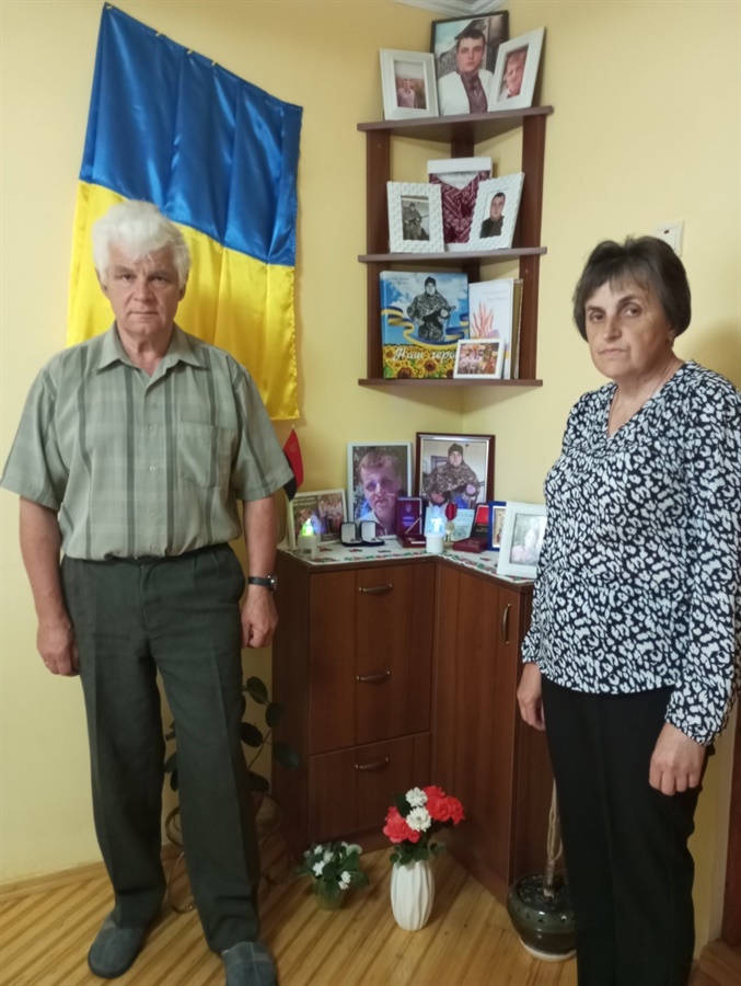 Батьки Івана Макара, батько Ігор та мати Оксана облаштували вдома куточок пам’яті загиблого сина
