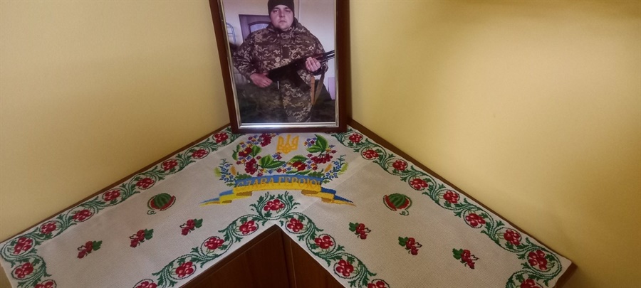 На серветці для куточка пам’яті 4-річний Матвій попросив у бабусі вишити для тата кавуни
