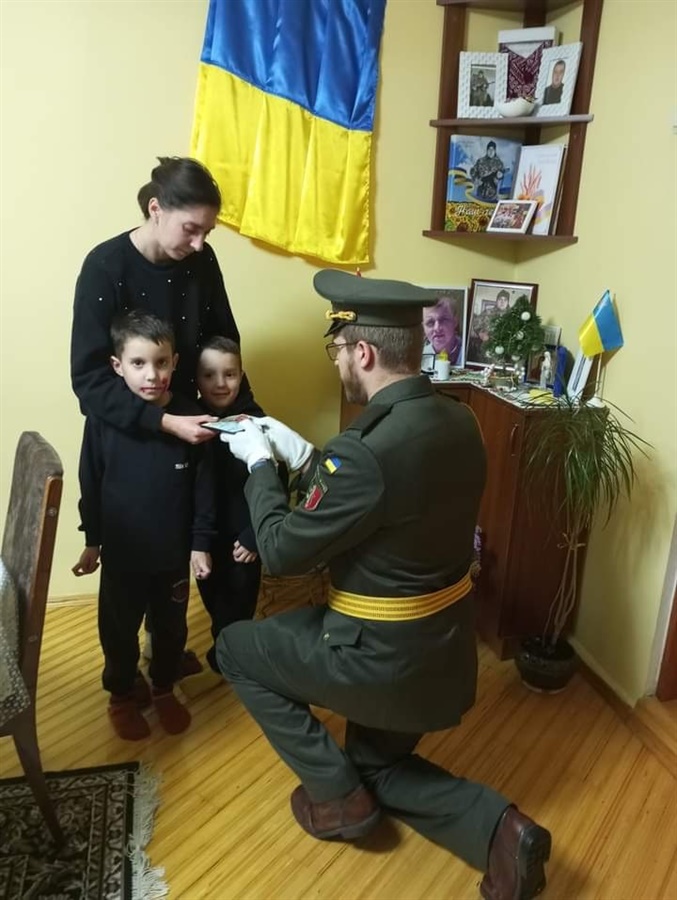 Посмертну відзнаку «Хрест Хоробрих» від Головнокомандувача ЗСУ Валерія Залужного родині Івана Макара вручили вдома
