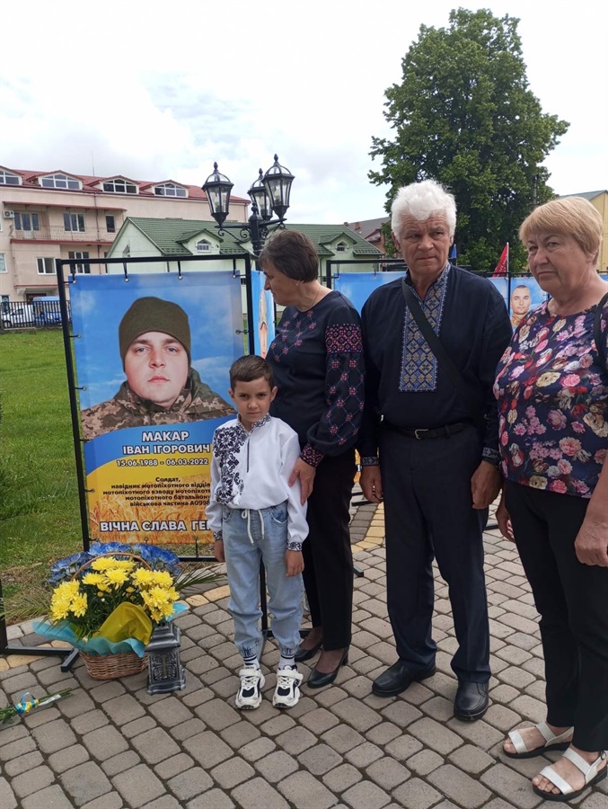 Рідні Івана Макара поряд із його Меморіальним стендом у місті Старий Самбір
