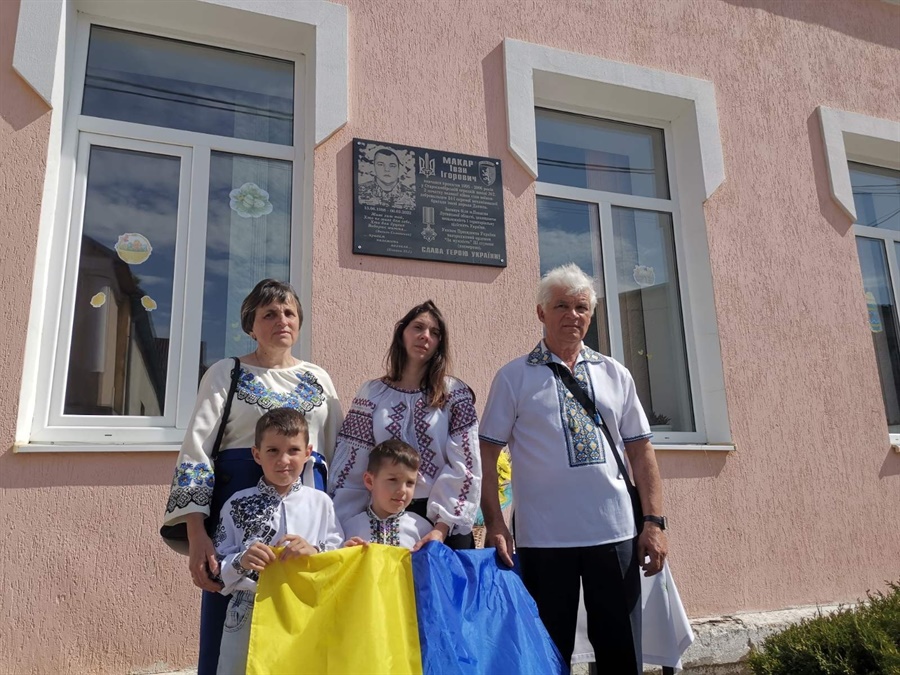 Родина Івана Макара на відкритті Меморіальної дошки у Старосамбірській школі №2, де він навчався

