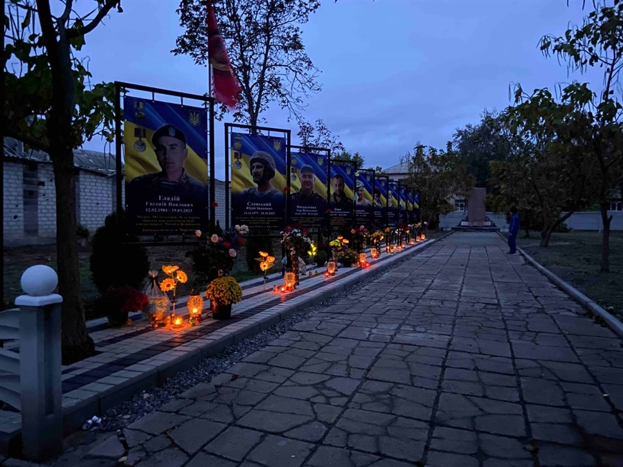 Вогонь пам’яті біля світлин загиблих Героїв на Алеї Слави в селі Котляреве