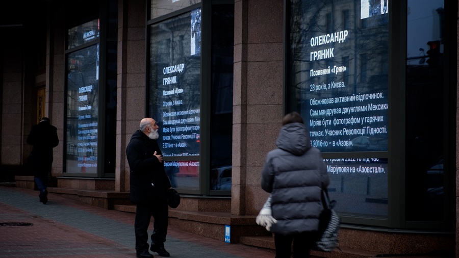 На екранах ЦУМ у Києві демонструють історії полеглих захисників Маріуполя 