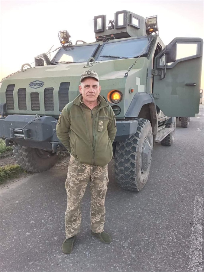 Сергій Григор'єв на фоні «Козака», яким кермував