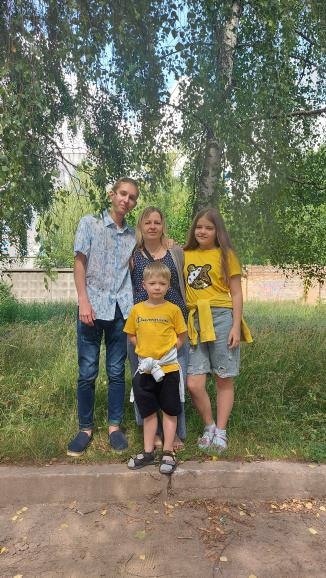 Мама Інна зі своїми трьома дітьми.