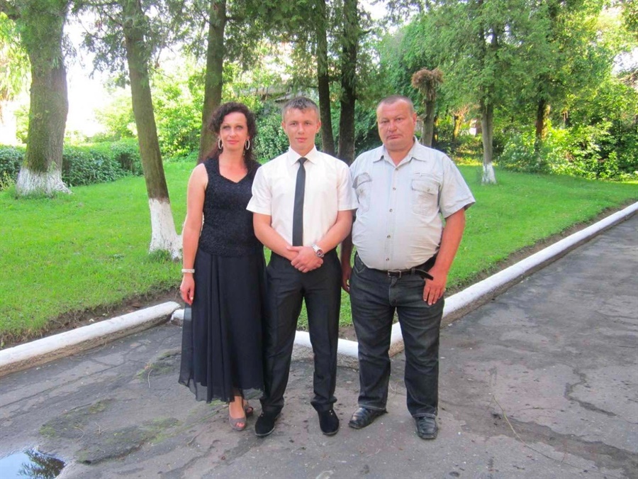 Віталій з батьками на шкільному випускному, 2013 рік 