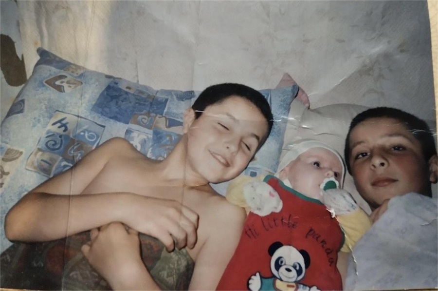 Андрій (праворуч) та Павло з єдинокровною сестрою, 2004-2005 роки