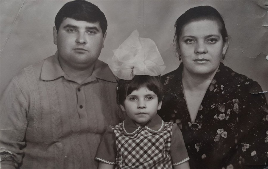 Маленька Олена з батьками, Віктором і Катериною, приблизно 1977 рік. 
