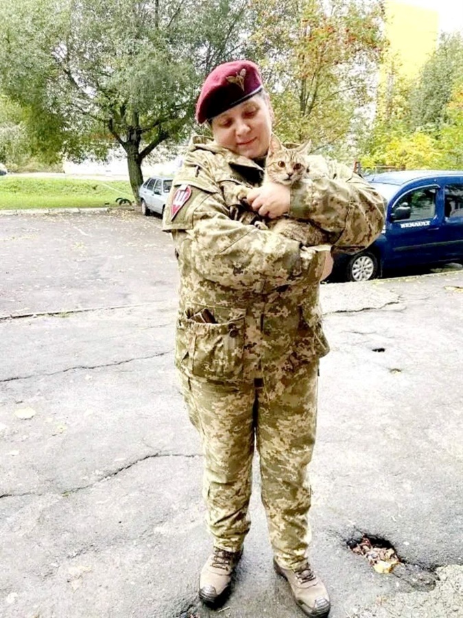 Олена з кішкою, яку прихистила, 2019 рік