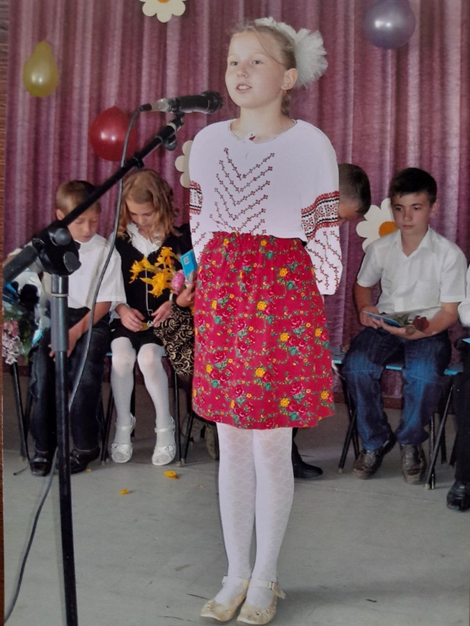 Олеся Михайленко виступає на сцені