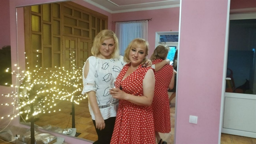 Вікторія Дарій (праворуч) все життя була близькою з молодшою сестрою Оленою. 