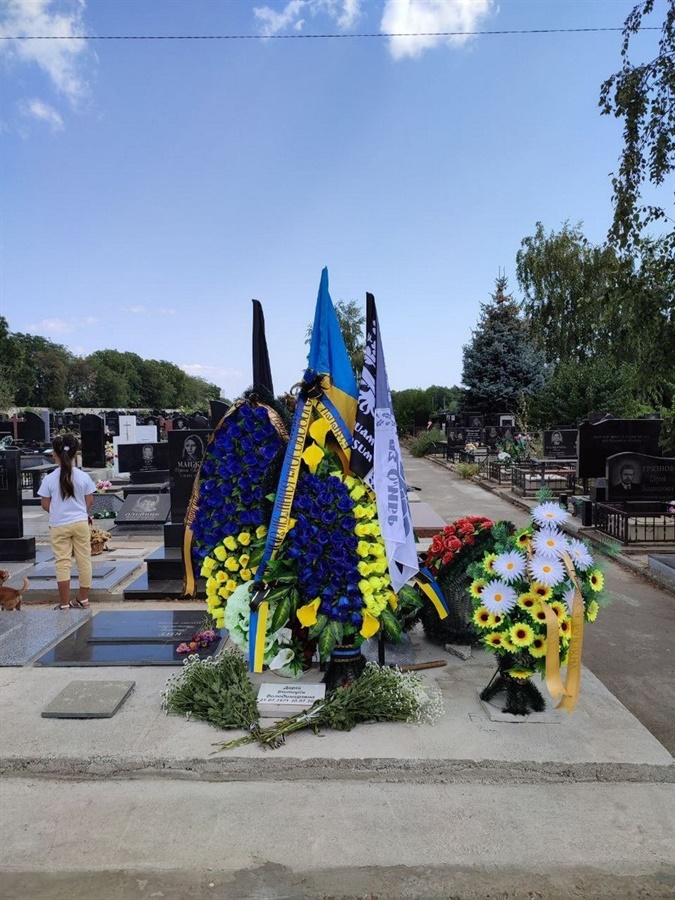 Донька Вікторії Дарій завжди приїздить на її могилу з ромашками та шоколадними цукерками з вишнею в лікері.