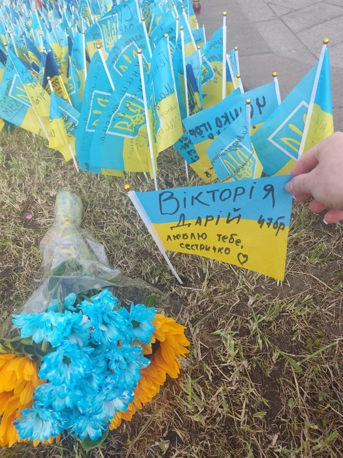 На імпровізованому меморіалі на Майдані Незалежності в Києві сестра поставила прапорець Вікторії Дарій. 