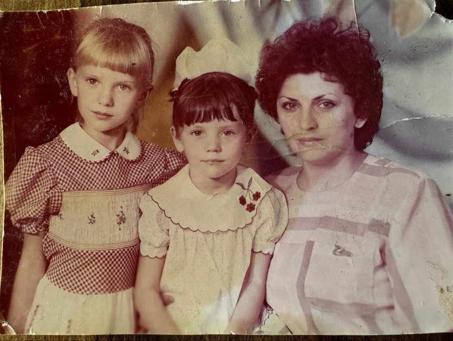 Шура та Валерія з мамою. Джерело фото: архіви родини