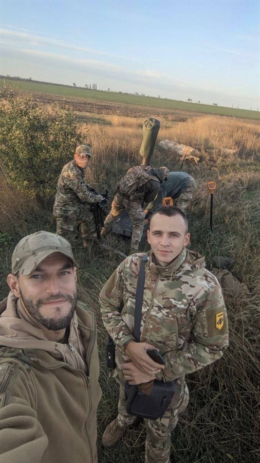 Кот справа (з шевроном), поруч з ним азовець, друг Леміш, який загинув.