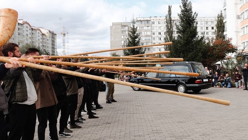 Музиканта Андрія Чепіля в рідному Івано-Франківську проводжали в останню путь під звуки трембіти. Фото Суспільне Івано-Франківськ. 