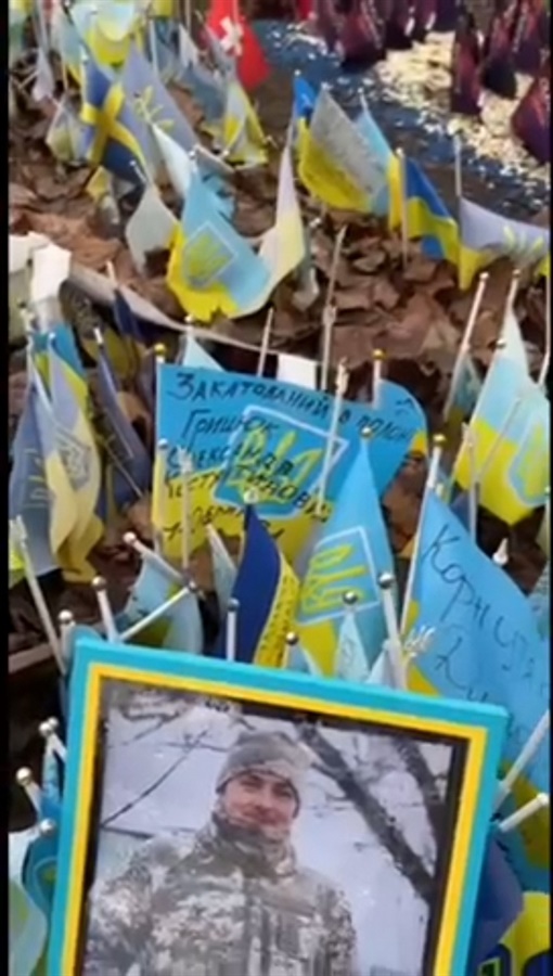 Оксана поставила прапорець в пам’ять про закатованого чоловіка на Майдані у Києві. Фото надане нею