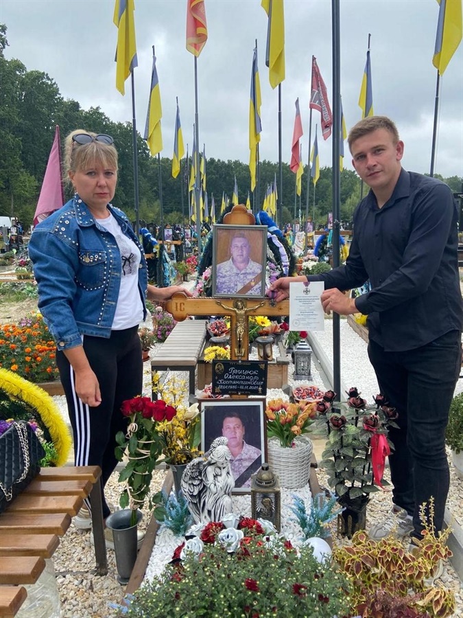 Антон з мамою біля могили тата на Алеї Слави в Ківерцях. Фото надане дружиною