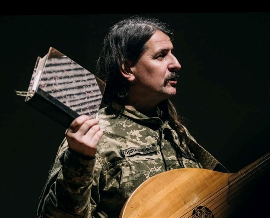 «Заповіт» лунає на кожному похованні військового, куди запрошують колектив «Хорея Козацька». Фото з особистого архіву Тараса Компаніченка.