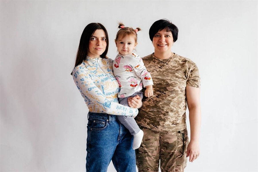 Людмила з донькою і онукою під час відпустки, фото надала донька