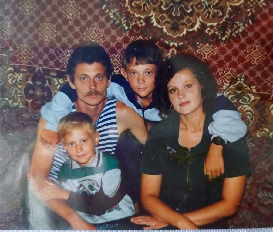 Дмитро Люлюк з батьками та братом