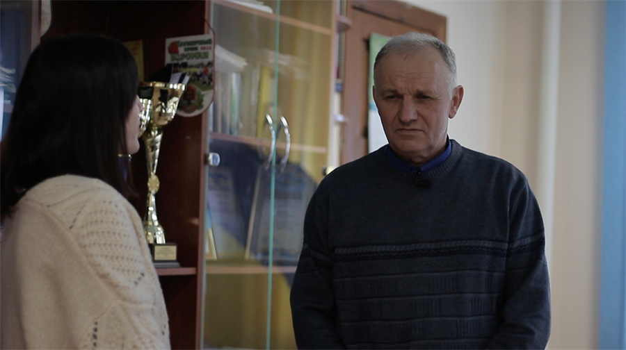 Василь Романіка під час інтерв'ю