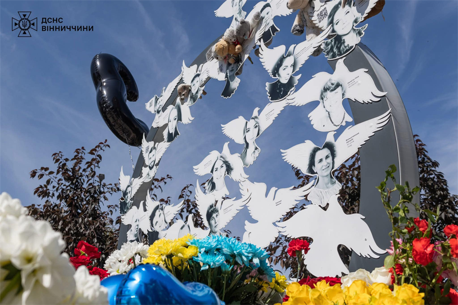Стела пам'яті загиблим внаслідок російського ракетного удару по Вінниці