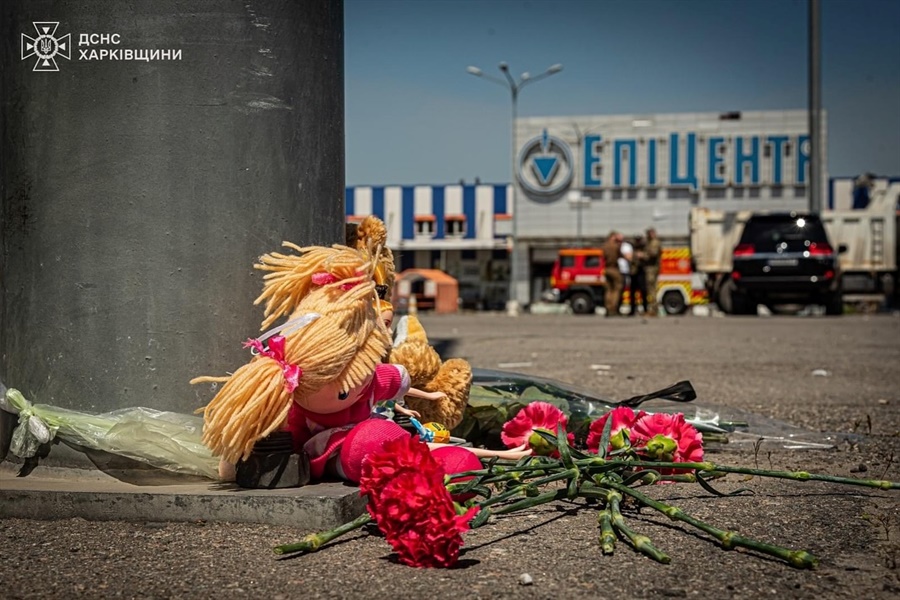 Квіти та іграшка на місці прильоту по приміщенню "Епіцентру" у Харкові 