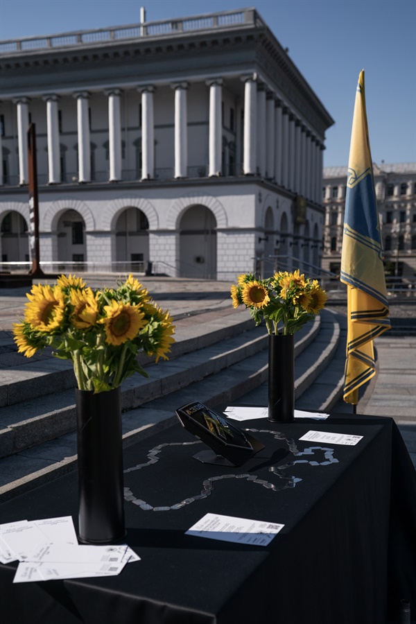 Засерверований Стіл пам'яті на Майдані Незалежності у Києві 