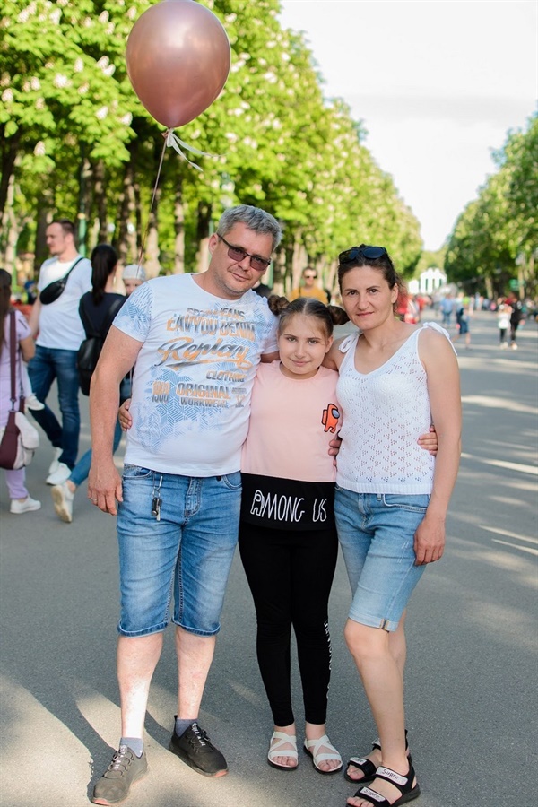 Настя Гріценко з батьками.