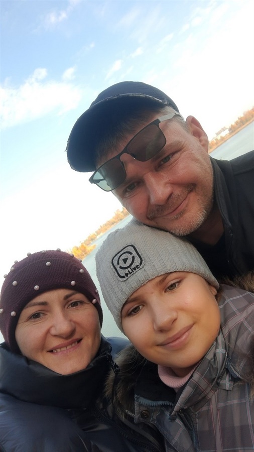 Настя Гріценко з батьками. Фото: з особистого архіву родини.
