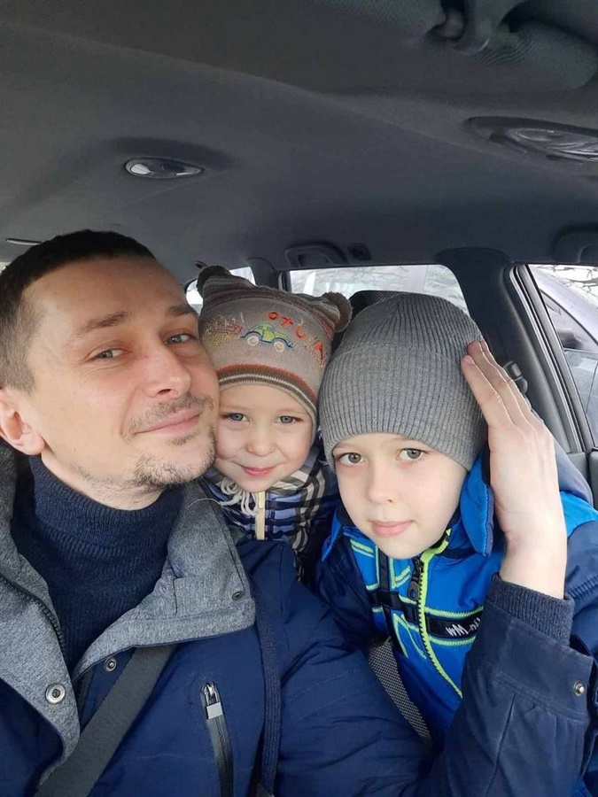 Григорій з двома старшими синами. Фото: з особистого архіву родини.