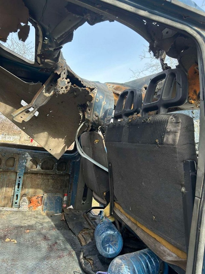 Отвір у даху автомобіля сім’ї Бєлоконь після дронової атаки. Архів родини Бєлоконь