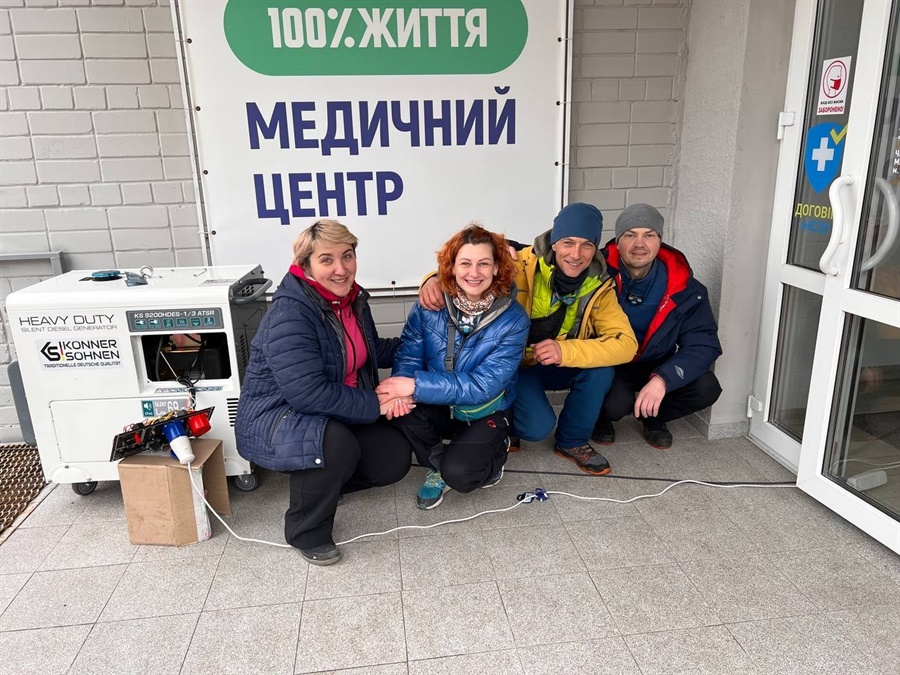 Анжела з сином та колегами з 20 березня приходили в офіс кожного дня. 