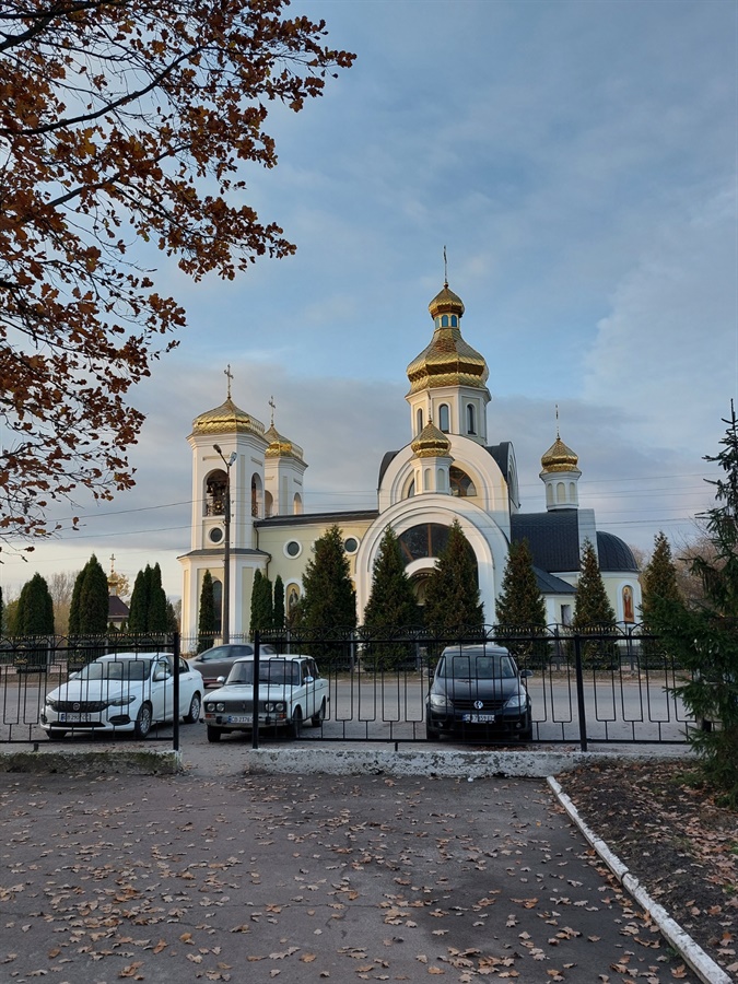Храм навпроти лікарні.