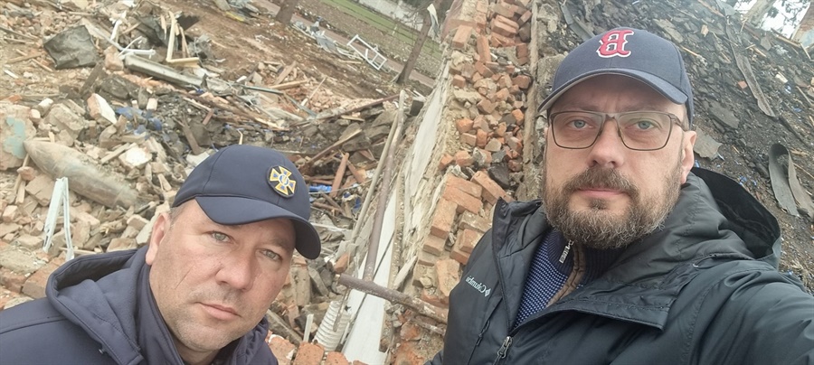 Керівник ГУ ДСНС України у Чернігівській області Роман Гордовий та В’ячеслав Чаус після розбору завалів на стадіоні імені Гагаріна