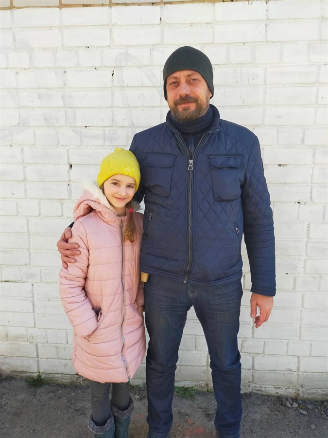 В'ячеслав Чаус та дівчинка Влада, що написала листівку.
