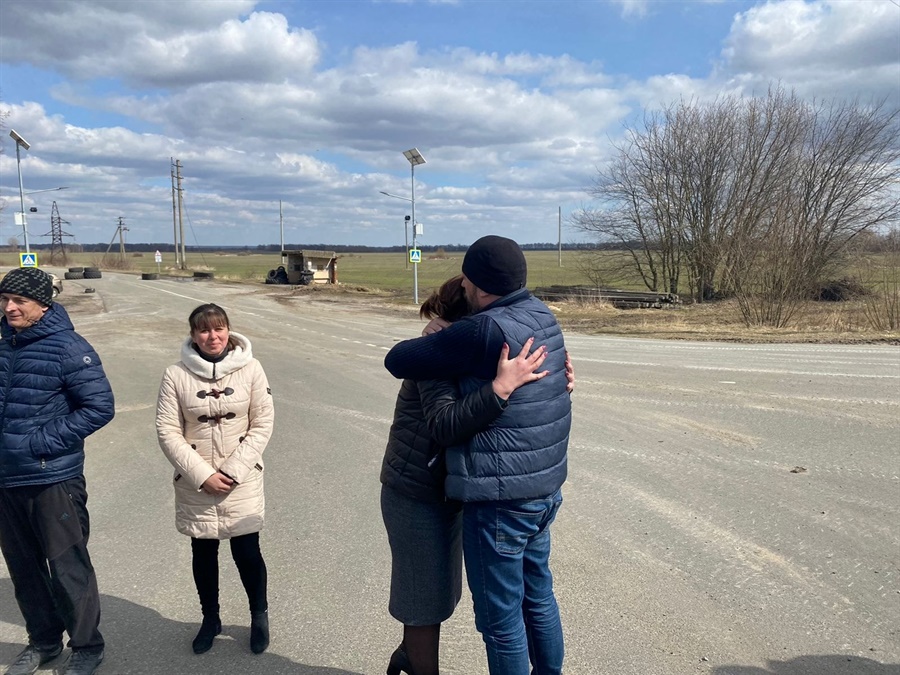 В обіймах голова деокупованої громади, перша зустріч