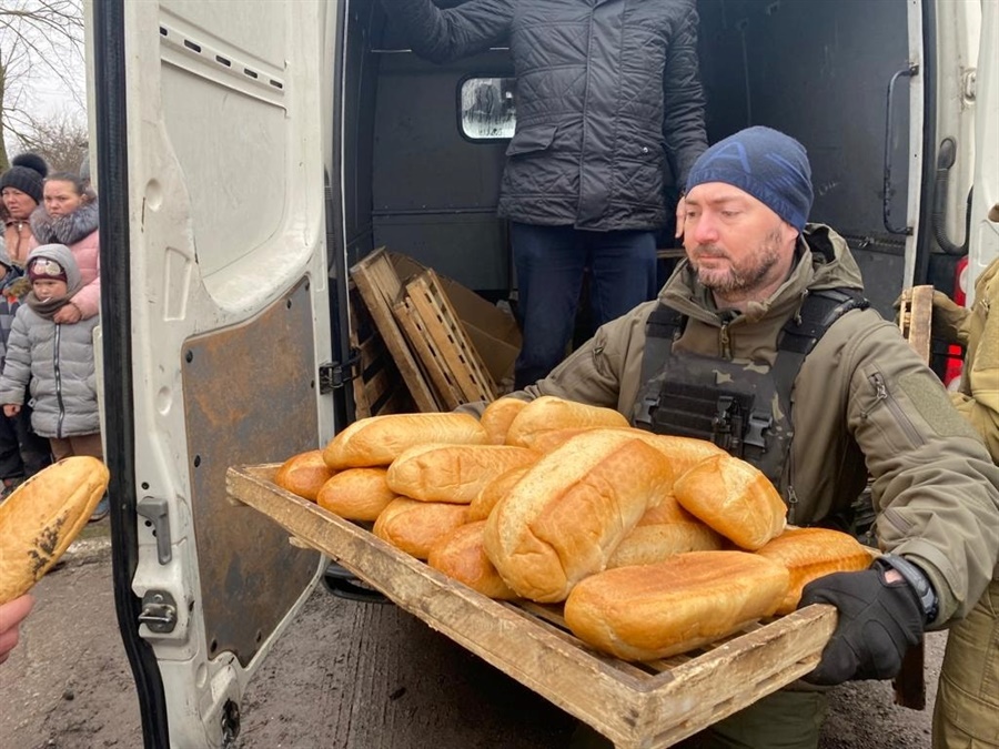 Перші виїзди до громади. Людям доставляли хліб.