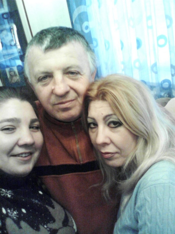 Оксана, Наталія та Сергій Хоружі вдома