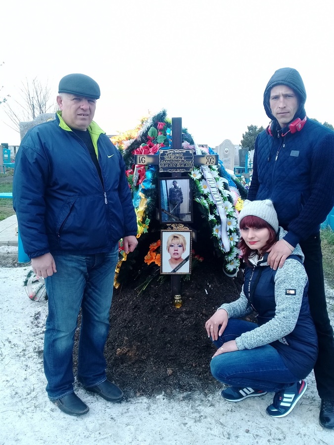 Сергій Хоружий, Ганна Діденко та Денис Зацарний на могилі Наталії Хоружої.