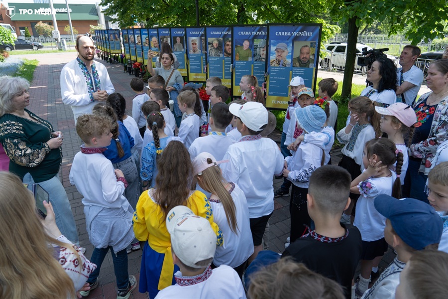 Акція стрічка пам’яті на Алеї Героїв в Солом’янському районі Києва.