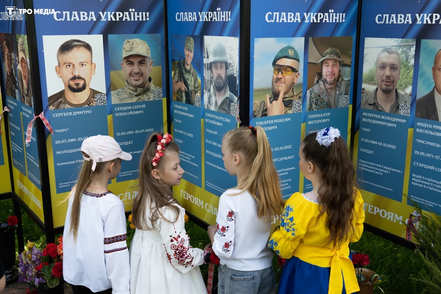 Акція стрічка пам’яті на Алеї Героїв в Солом’янському районі Києва.
