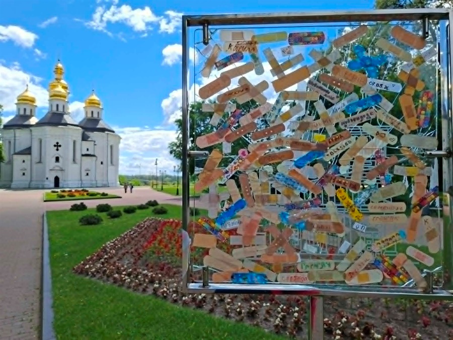 Стихійне місце пам'яті біля Катерининської церкви. На пластирях люди пишуть назви міст, які зазнали російських обстрілів. Фото Наталії Найдюк