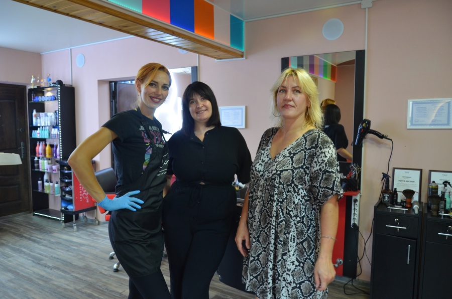  Нині колектив перукарні – це переселенці.